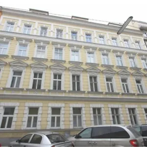 Albergue Momore, Viena