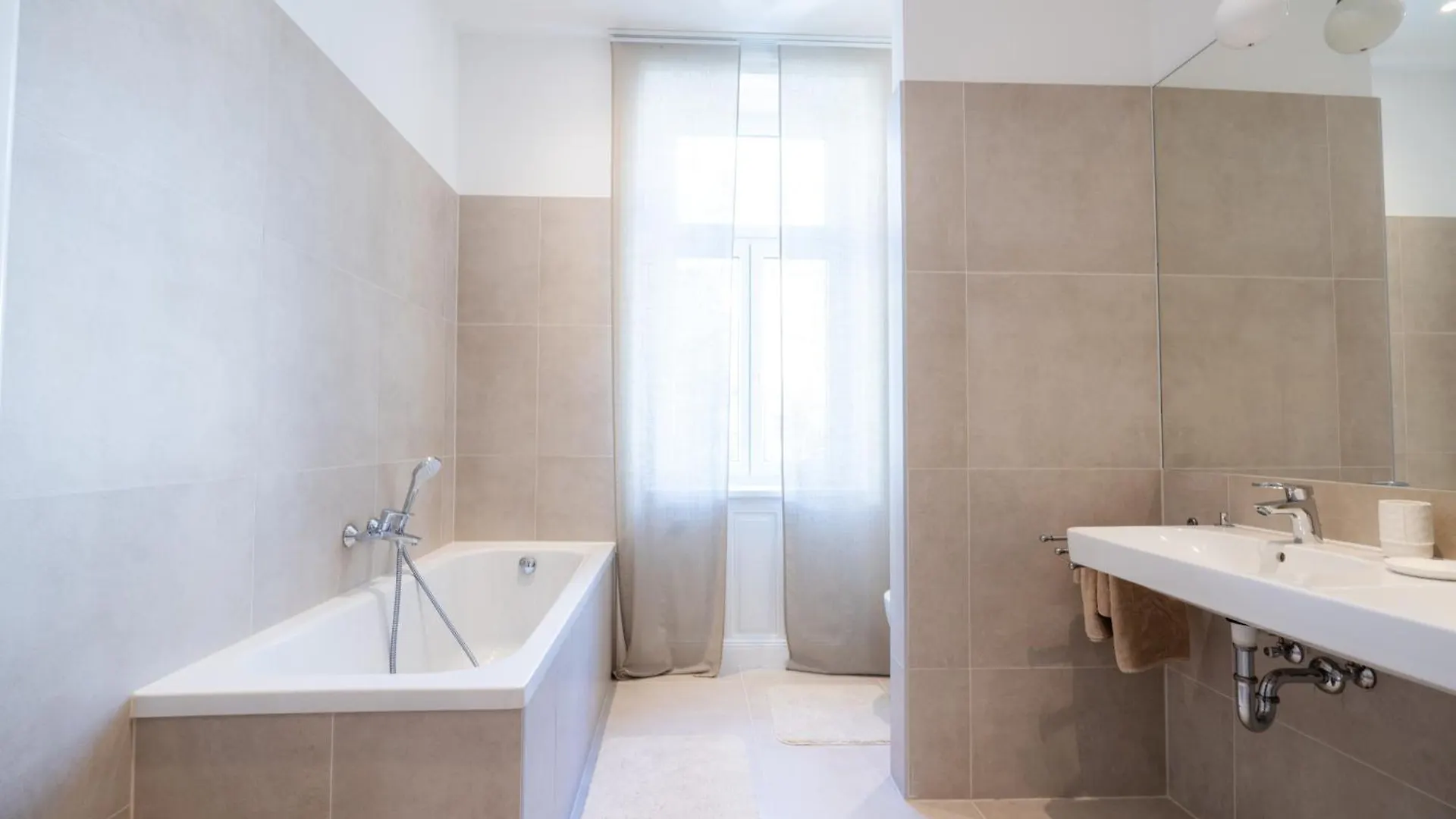 4Ty3 Apartments - Spacious Apartment In The Heart Of The 8Th District Is Calling ウィーン